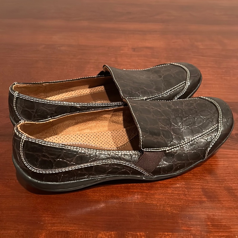 Naturalizer brown leather flats.